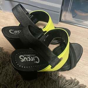 Circus by Sam Edelman Women's Neon Yellow and Black Platform Sandals size 9.5